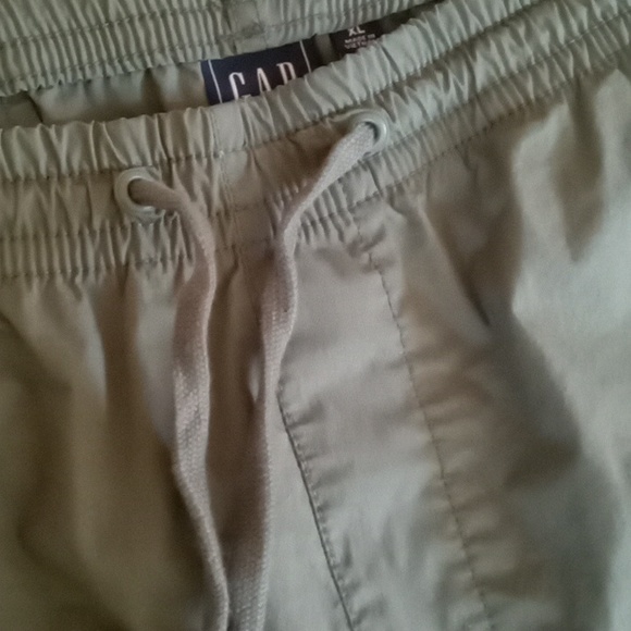 NWOT Gap men's XL cargo shorts in green cotton, nylon, spandex blend 6 pockets - Picture 8 of 9